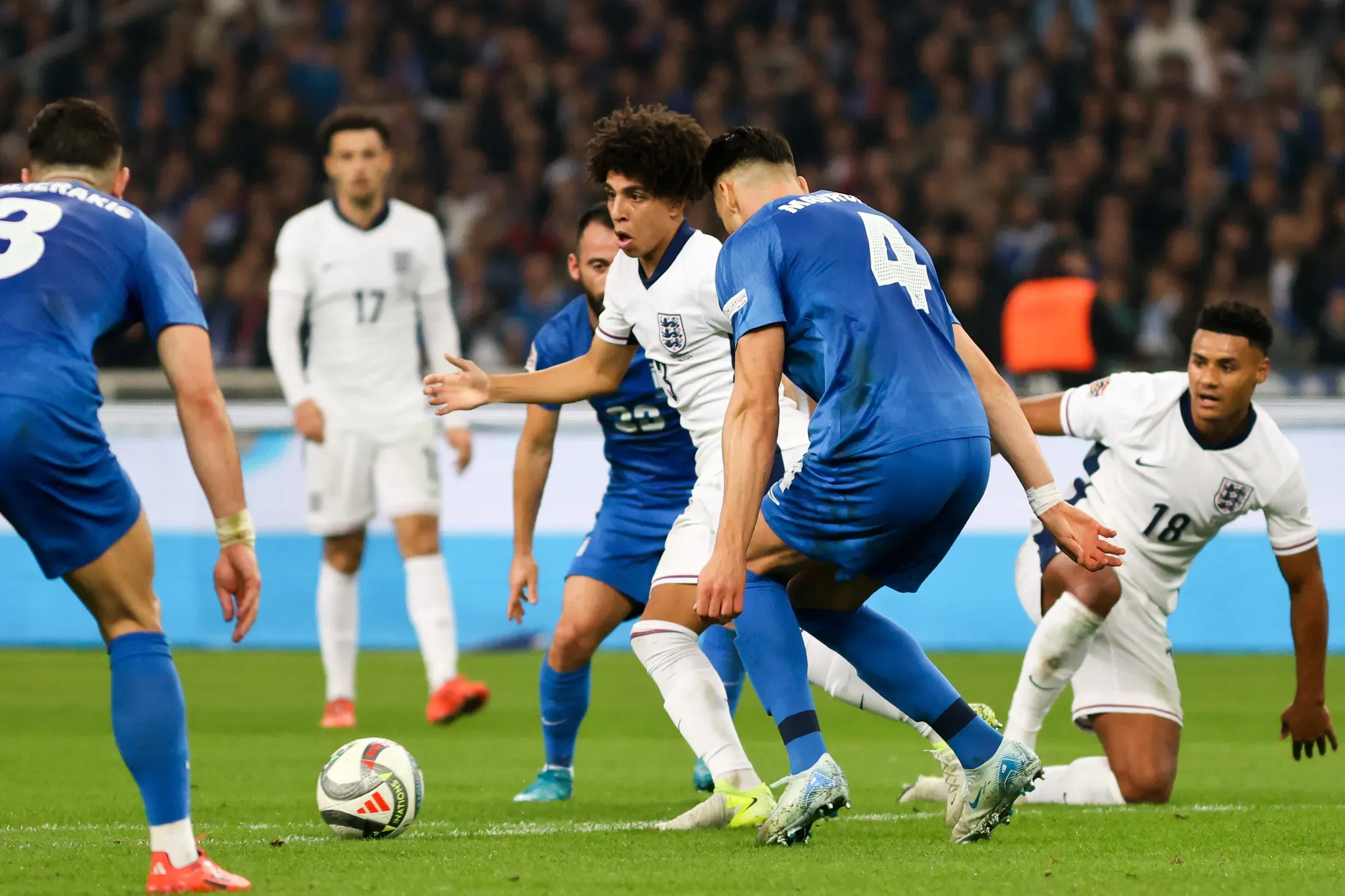 Inglaterra promove regresso após goleada